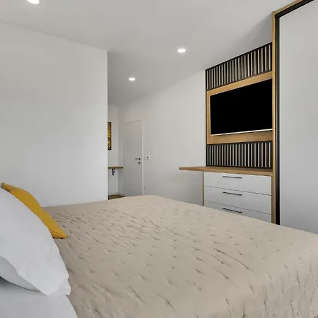 Semesterbostad Awesome In With Wifi Veliko Brdo (Makarska)